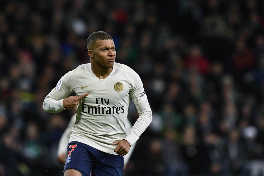 全球再裁3万人，奔驰被逼到悬崖边上